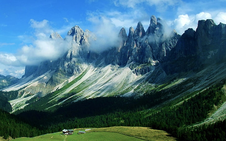 photographie de paysage de montagnes, montagnes, nuages, forêt, champ, vert, bleu, Fond d'écran HD