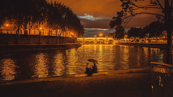 夕暮れ、セーヌ川、ロマンチック、フランス、パリ、セーヌ川、木、街の明かり、カップル、都市景観、ロマンス、川、夜、空、夜、傘、自然、水路、水、 HDデスクトップの壁紙