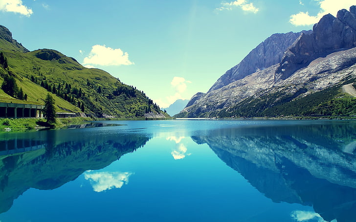 pegunungan hijau, alam, lanskap, awan, gunung, pohon, bukit, biru, air, refleksi, danau, Wallpaper HD