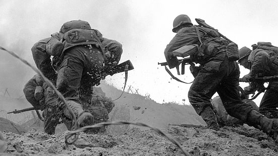 soldati in possesso di fucili in scala di grigi fotografia, seconda guerra mondiale, spiaggia, Omaha Beach, persone, guerra, soldato, Sfondo HD HD wallpaper