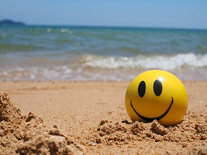 yellow emoji ball, sand, sea, wave, beach, summer, yellow, the ball, smile, happy, seascape, ball, HD wallpaper HD wallpaper