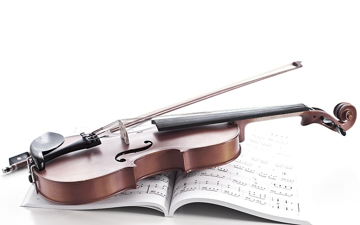 Книжка с бележки за цигулка и музика, черна и кафява цигулка с лък и музикална книга, Музика,, бяла, цигулка, тетрадка, HD тапет
