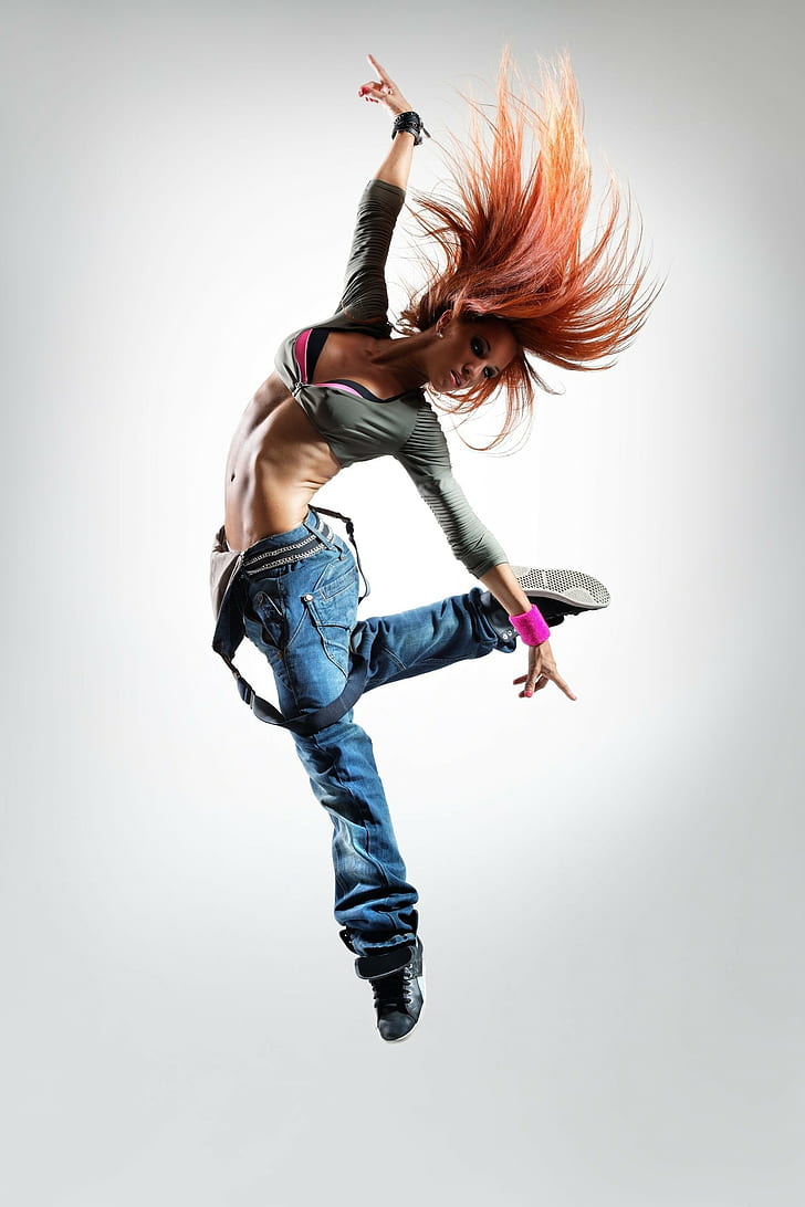 여성 모델 빨간 머리 긴 머리 평면 배꼽 세로 디스플레이 청바지 점프 춤 운동화 간단한 배경, HD 배경 화면, 핸드폰 배경화면