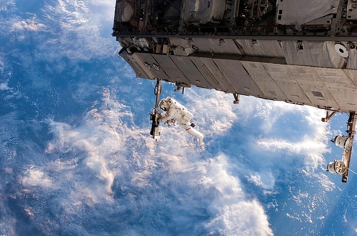 white clouds, space, clouds, flight, reflection, ISS, the suit, Earth, costume, instrumento, helmet, open space, astronaut, the international space station, the spacewalk, visor, maintenance, HD wallpaper