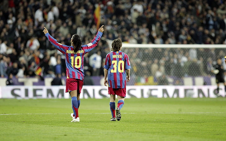 dwóch piłkarzy stojących przy białej siatce, Ronaldinho, Lionel Messi, Leo Messi, piłkarze, piłka nożna, boiska piłkarskie, FC Barcelona, ​​mężczyźni, Tapety HD