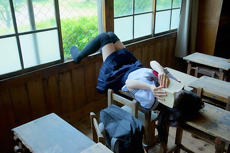 Mulheres japonesas, uniforme de marinheiro, meias até os joelhos, meias pretas, saia, cabelos pretos, sala de aula, HD papel de parede HD wallpaper
