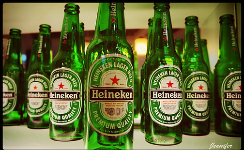 Heineken, botellas verdes de Heineken, comida y bebida, cerveza, botellas, Heineken, botellas vacías, Fondo de pantalla HD HD wallpaper