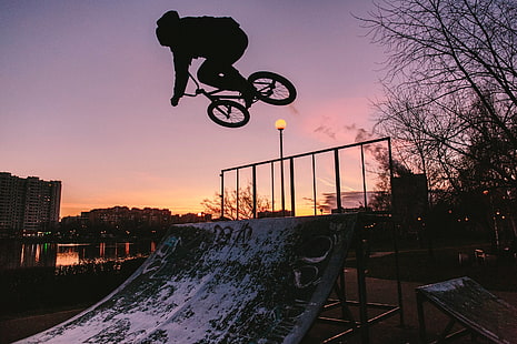 BMX cykel silhuett foto, cyklist, trick, siluett, stad, HD tapet HD wallpaper