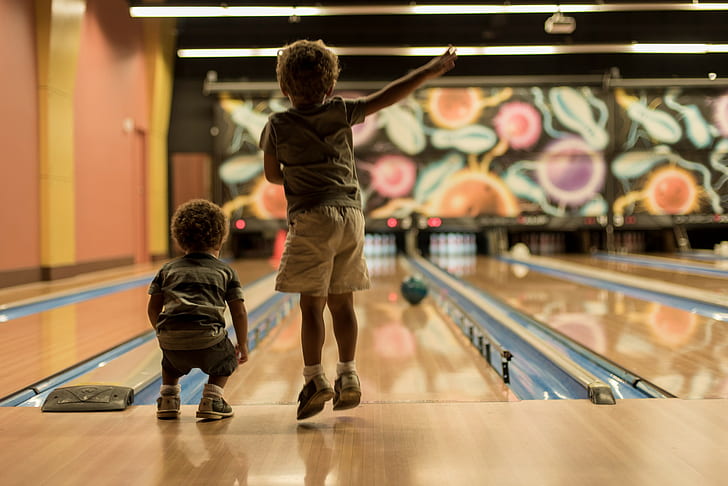 Small boys bowling, boys, bowling, sports, HD wallpaper