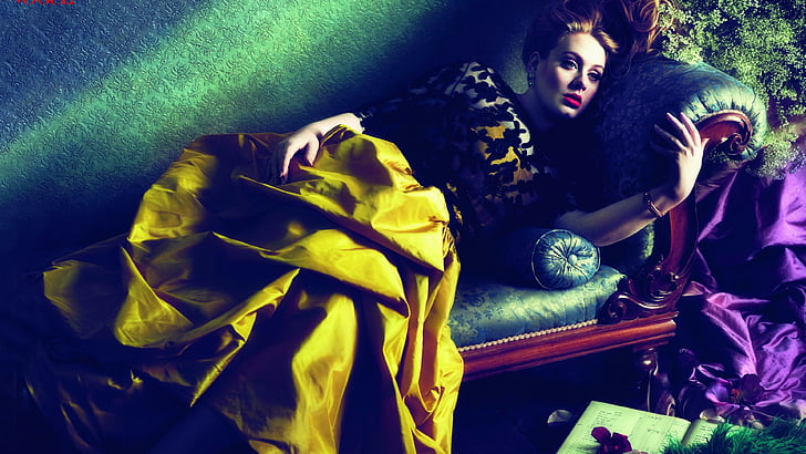 kvinna liggande på grön schäslong under gul filt bredvid grön vägg, Adele, Adele Laurie Blue Adkins, artister, sångare, låtskrivare, poet, rött hår, soffa, klänning, rum, interiör, HD tapet