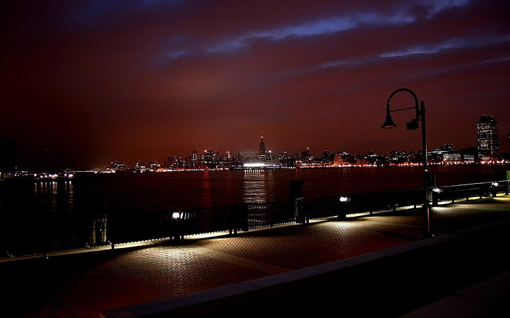 poste de rue noir, paysage urbain, ville, eau, nuit, solitude, New York City, Fond d'écran HD