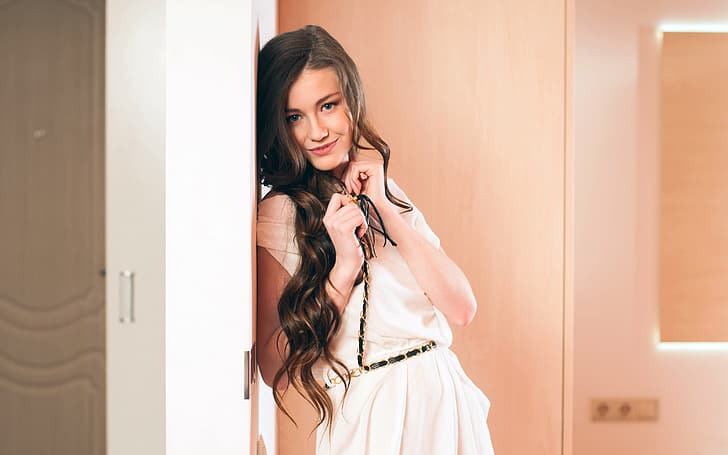 gaun putih, mata biru, tangan di rambut, di dekat dinding, Emily Bloom, bintang porno, wanita, model, lipstik merah, Wallpaper HD