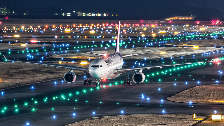 бял самолет, нощ, светлини, Япония, самолет, писта, Airbus A330-200, международно летище Kansai, HD тапет