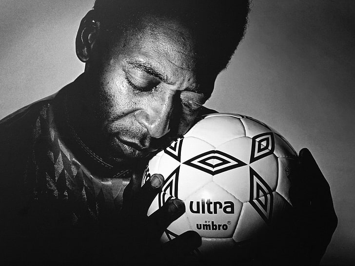 fotografia w skali szarości przedstawiająca mężczyznę trzymającego piłkę nożną, miłość, piłka nożna, piłka, ręce, Pele, czarny & amp; biały, Tapety HD