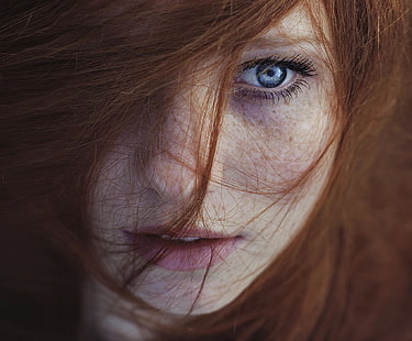 여자, 빨간 머리, 파란 눈, 수분이 많은 입술, 주근깨, HD 배경 화면 HD wallpaper