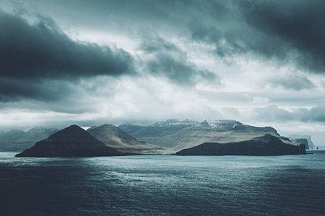 кафява планина, планини, облаци, мъгла, река, Фарьорски острови, дъжд, буря, HD тапет HD wallpaper