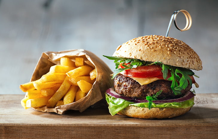 Hamburger und Pommes auf braunem Holzbrett, Cheeseburger, Füllung, Brötchen, Fast Food, Pommes, HD-Hintergrundbild