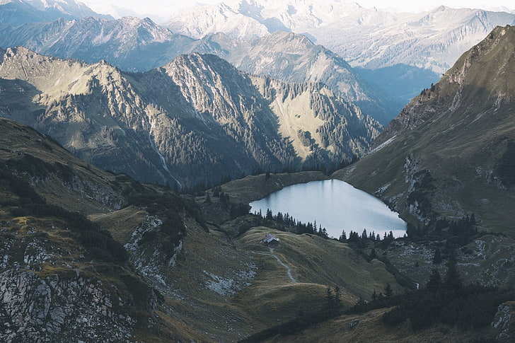 Grüner Berg, Natur, Landschaft, Wasser, Berge, Bäume, HD-Hintergrundbild