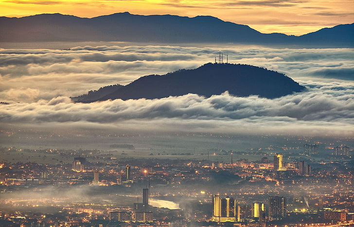 pejzaż wysokiego budynku, miasto w pobliżu góry, krajobraz, przyroda, mgła, pejzaż miejski, góry, światła, budynek, architektura, Malezja, Tapety HD