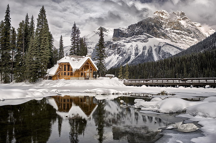 Columbia Británica, Canadá, nubes, bosque, casa, hielo, lago, paisaje, montaña, naturaleza, reflexión, nieve, árboles, agua, invierno, Fondo de pantalla HD