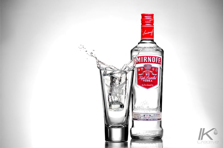 Botella Smirnoff y vaso de chupito, vidrio, botella, vodka, Fondo de pantalla HD