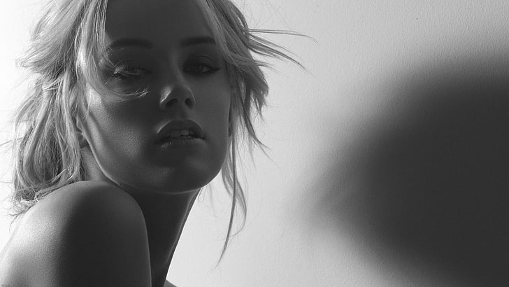 woman's face, grayscale photo of a woman, Amber Heard, actress, women, blonde, bare shoulders, open mouth, looking at viewer, monochrome, face, simple background, HD wallpaper
