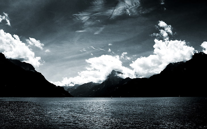 черно-белая абстрактная живопись, пейзаж, горы, монохромный, побережье, небо, вода, облака, природа, HD обои