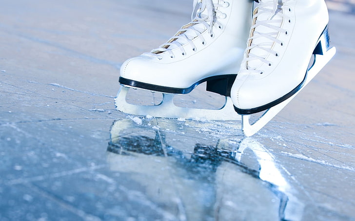 Par de patines blancos y negros, hielo, patinaje, patinaje sobre hielo, crack, Fondo de pantalla HD