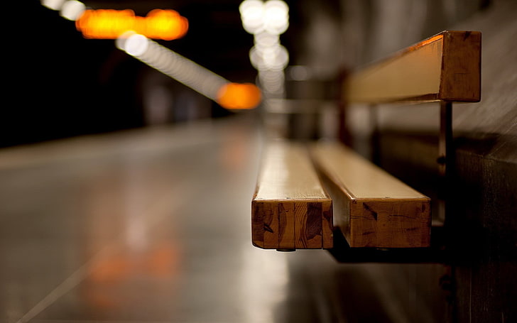 brown wooden bench, selective focus photo of brown bench with white and orange bokeh, cityscape, bench, depth of field, bokeh, macro, railway station, HD wallpaper