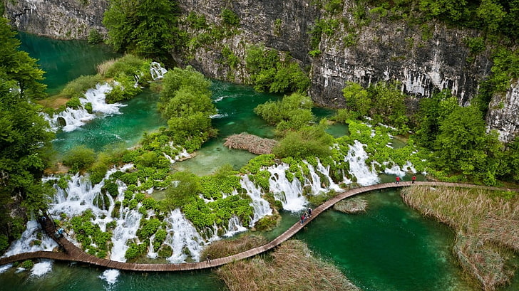 кафяв дървен док, зелено, вода, пейзаж, природа, водопад, Хърватия, Национален парк Плитвички, HD тапет