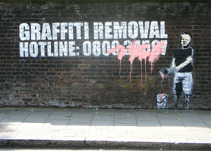 dinding bata coklat dengan hamparan teks, Artistik, Graffiti, Banksy, Wallpaper HD