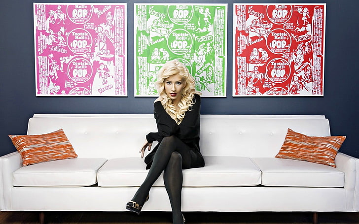 Schwarz-Weiß-Holztisch, Christina Aguilera, Sängerin, Frauen, Strumpfhosen, schwarze Kleidung, blonde, lange Haare, sitzend, schwarze Strumpfhosen, HD-Hintergrundbild
