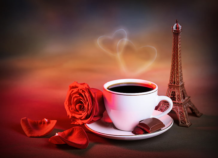 белая керамическая чашка и Эйфелева башня в миниатюре, сердце, роза, кофе, шоколад, лепестки, пары, чашка, статуэтка, Эйфелева башня, красная, La tour Eiffel, HD обои