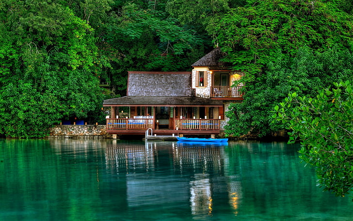 коричневый и серый деревянный дом возле водоема, дом, хижина, лодка, заросли, джунгли, озеро, уединение, зеленый, лето, ярко, HD обои