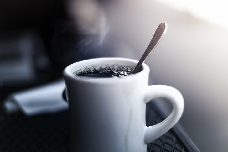 черно кафе в бяла керамична халба, сутрин, Джо, черно кафе, бяло, керамика, халба, пекарна, черно кафе, хайленд, лъжица, пара, чаша, напитка, еспресо, кафе - напитка, близък план, кофеин, топлина - температура , кафене, HD тапет