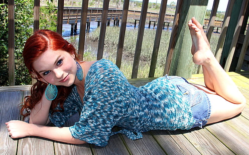 женская бирюзовая рубашка с длинными рукавами 3/4, Karoline Kate, модель, рыжая, голубые глаза, джинсовые шорты, босиком, женщины, ступни, пальцы ног, HD обои HD wallpaper
