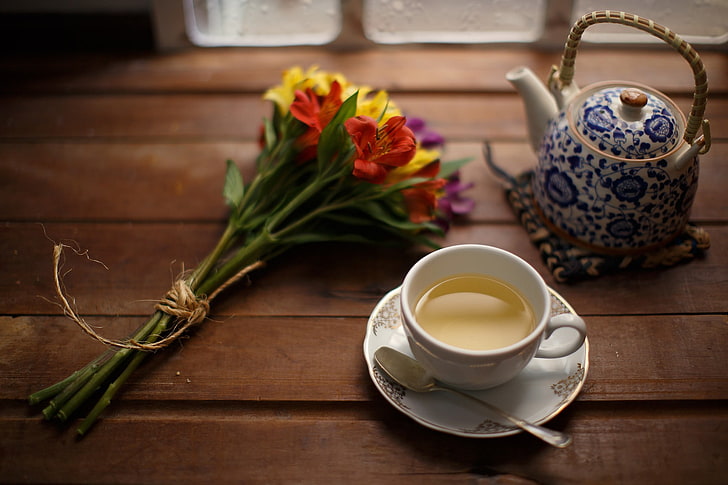 фотография на комплект бяла керамична чаена чаша; синьо-бял керамичен чайник; и червени и жълти листни цветя, чай, цветя, HD тапет