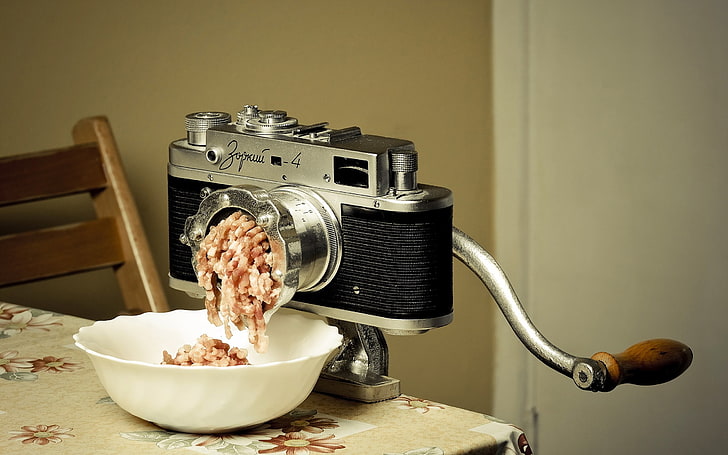 szaro-czarny aparat stołowy młynek do żywności, humor, młynek, aparat fotograficzny, stół, mięso, miski, rosyjski, kuchnia, Tapety HD