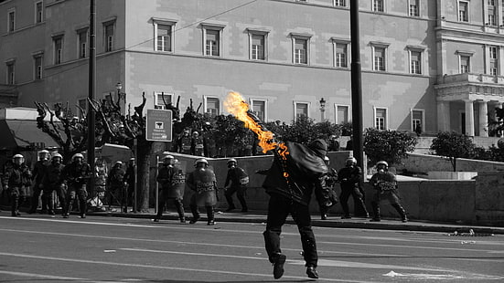 röd och gul eld, upplopp, polis, Molotov, selektiv färgning, HD tapet HD wallpaper