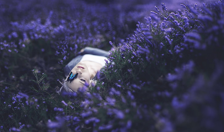 wanita, kupu-kupu, bunga, ungu, berbaring telentang, Wallpaper HD