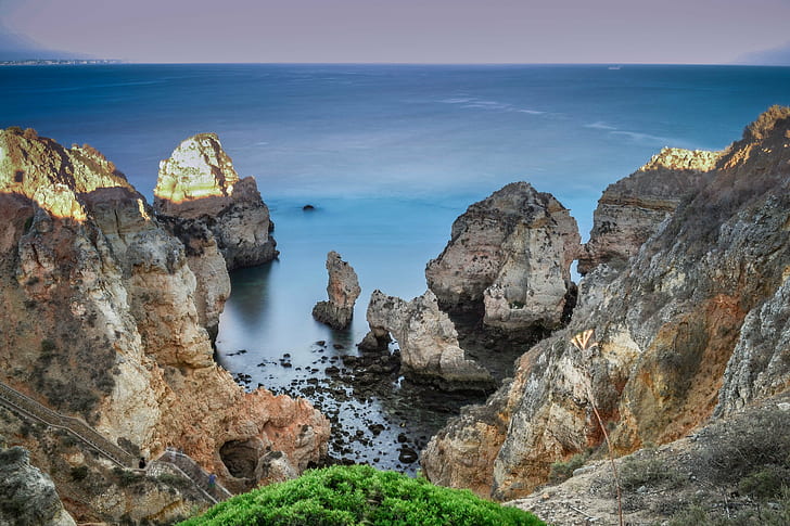 въздушна снимка на кафява планина и море, Ponta da Piedade, въздушна снимка, кафява планина, море, де, Португалия, Алгарве, брегова ивица, природа, скала, плаж, скала - обект, пейзаж, живопис, HD тапет