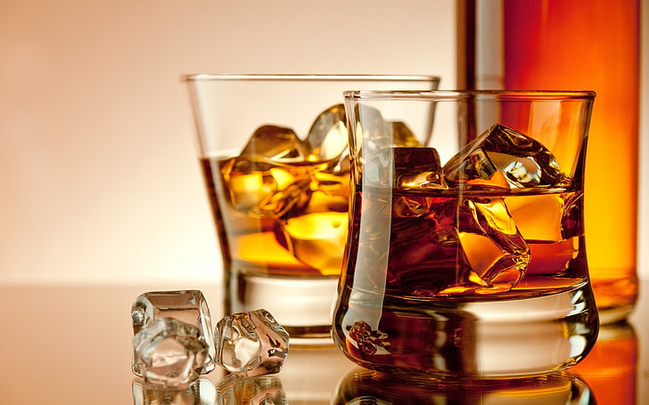 Szklanki whisky z kostkami lodu, dwie szklanki płynu z kostkami lodu umieszczone na brązowej powierzchni zdjęcie, natura, jedzenie, kostka lodu, szklanki, whisky, Tapety HD