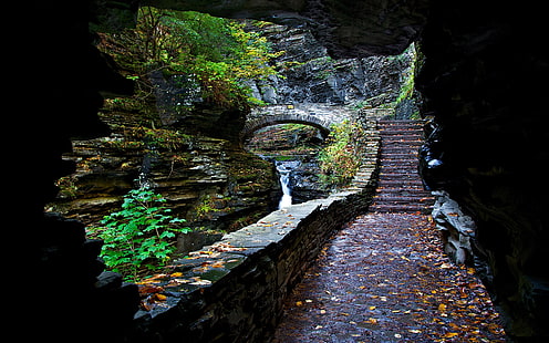 雨の森の滝の洞窟の石の階段、灰色のコンクリート橋、 HDデスクトップの壁紙 HD wallpaper