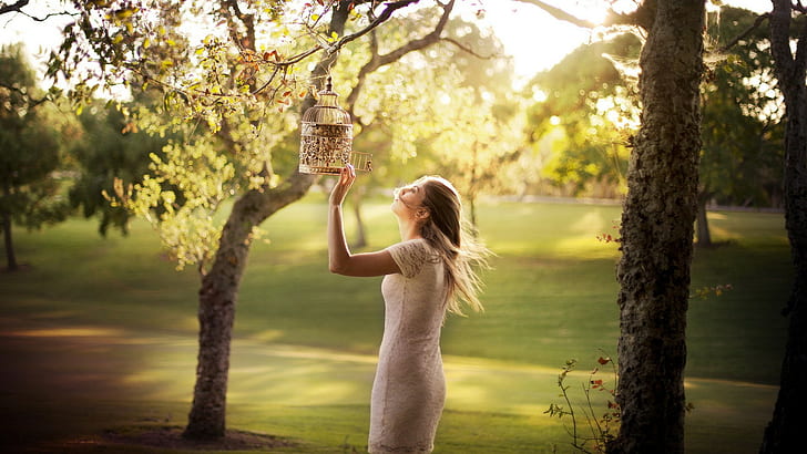 Frau, Natur, Bäume, Vogelkäfig, weißes figurbetontes Damenkleid mit Rundhalsausschnitt, Frau, Natur, Bäume, Vogelkäfig, HD-Hintergrundbild