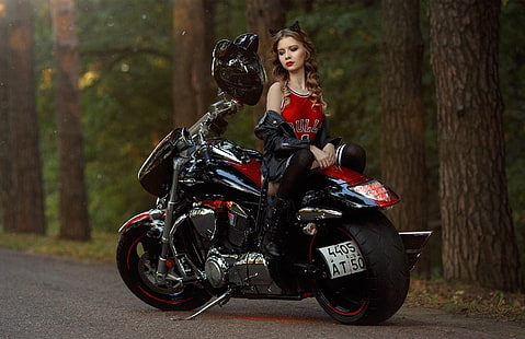 жени, модел, мотоциклет, на открито, високи до коленете, високи бедра, ботуши, път, кожени якета, брюнетка, каска, дървета, дълбочина на рязкост, жени на открито, Алина Паневская, HD тапет HD wallpaper