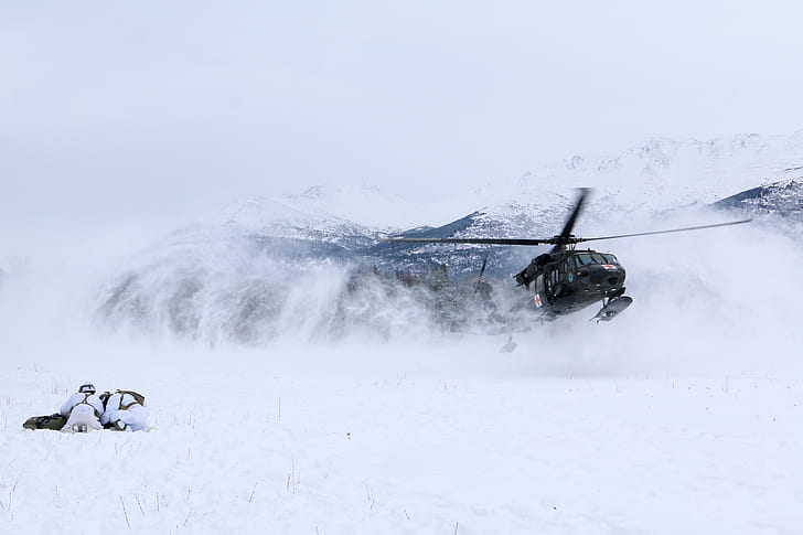 Fallschirmjäger der US-Armee, Schnee, Schnee bedeckt, 4. Infanterie-Brigaden-Kampfteam, Sikorsky UH-60 Black Hawk, Rotorwäsche, 104. Bataillon der Generalunterstützungs-Luftfahrt, Armee, US-Armee, Rettungsteam, HD-Hintergrundbild