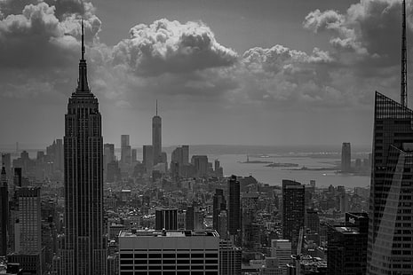 снимка на сивата скала на градски сгради под облачно небе, скали на сивата, снимка, град, сгради, облачно, небе, Ню Йорк, ESB, кула на дом, Ню Йорк, Манхатън - Ню Йорк, САЩ, небостъргач, черно и бяло, градски силует, градски пейзаж , сграда на империята, щата Ню Йорк, квартал в центъра, градска сцена, долен Манхатън, известно място, архитектура, екстериор на сграда, в центъра на Манхатън, построена структура, офис сграда, река Хъдсън, без хора, финансов район на Манхатън, HD тапет HD wallpaper
