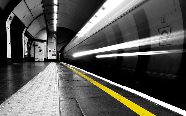 tunnelbanestation, timelapse-fotografering av en tunnelbana, London Underground, selektiv färgning, gul, linjer, lång exponering, tågstation, tecken, Storbritannien, England, ljusstigar, grå, HD tapet
