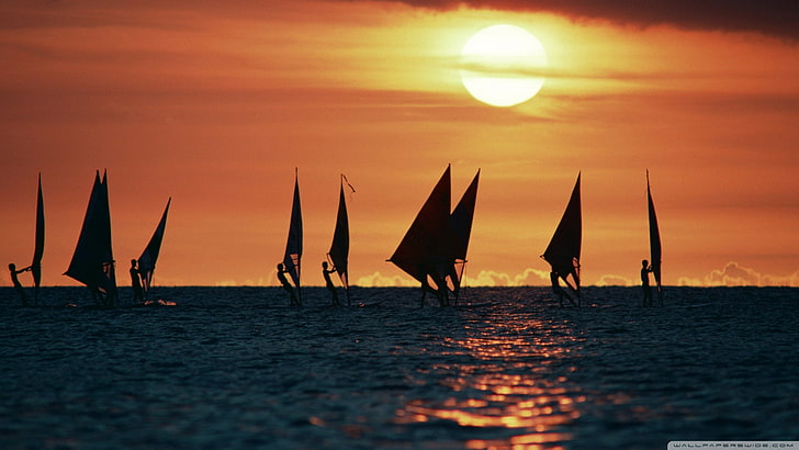 silhouette d'homme et femme peinture, mer, coucher de soleil, surfeurs, soleil, ciel, horizon, Fond d'écran HD