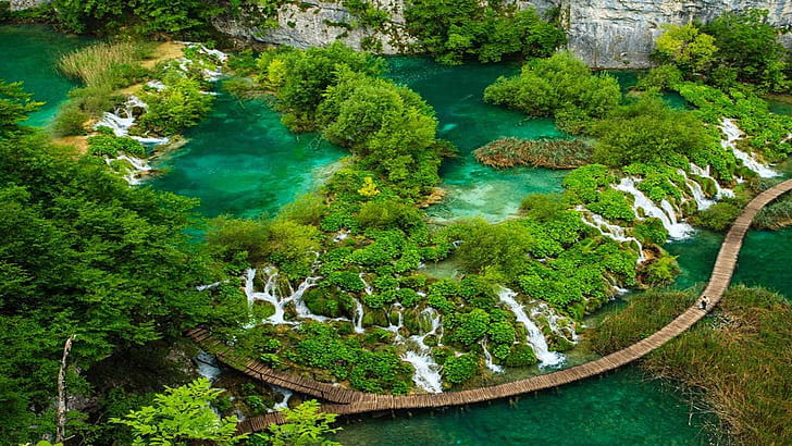 プリトヴィチェ湖群国立公園クロアチアの滝の眺め、 HDデスクトップの壁紙